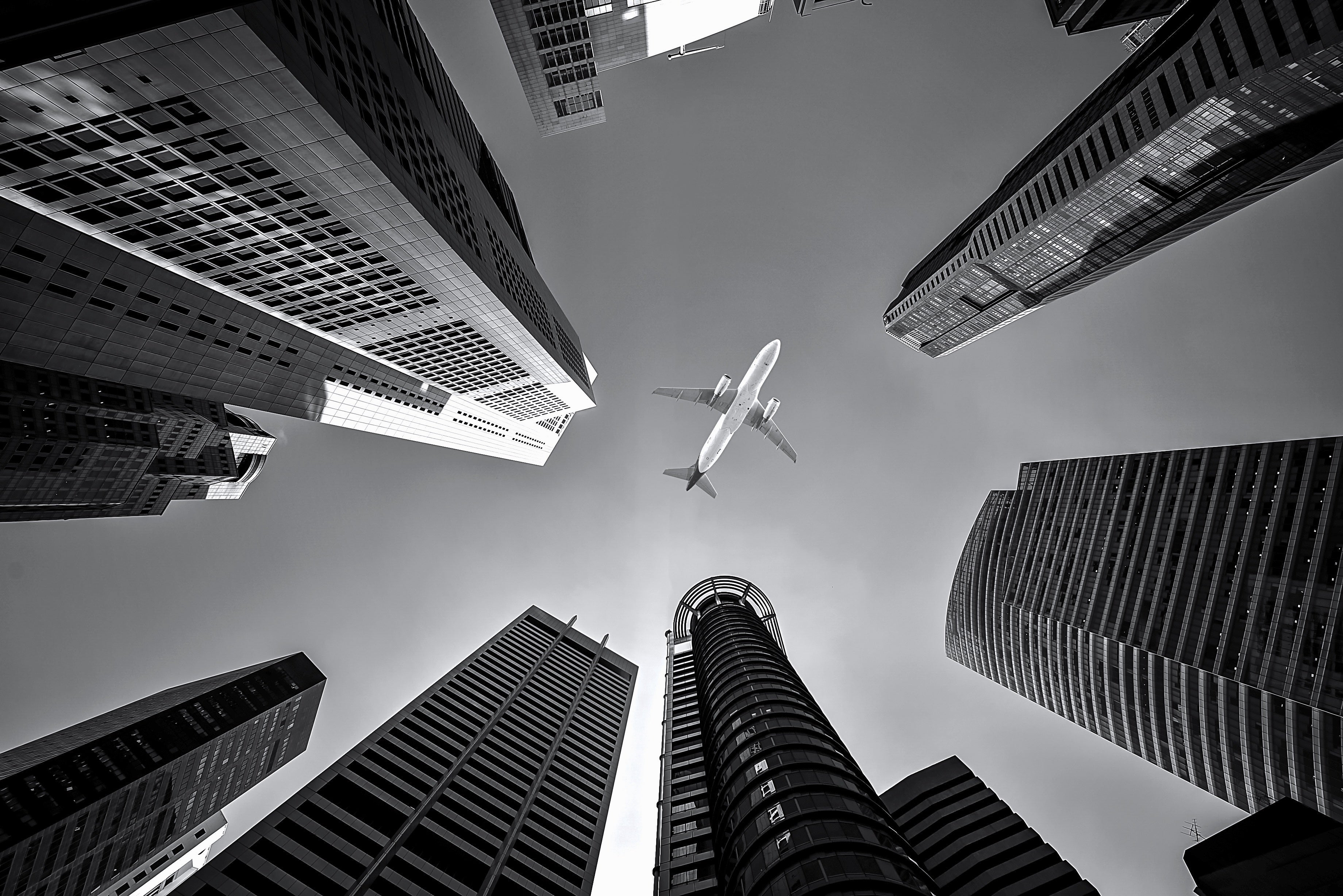 avions / survolant des gratte-ciels