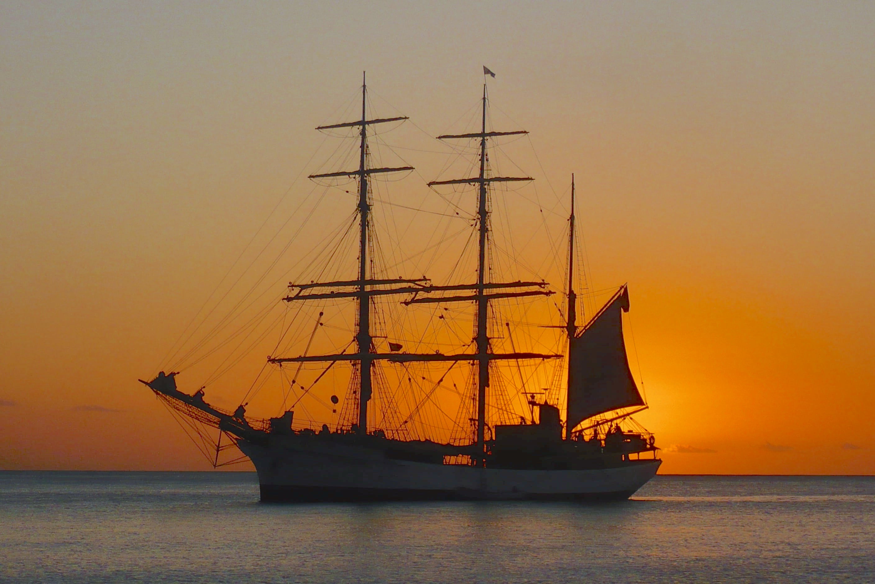 bateaux /voilier au coucher de soleil