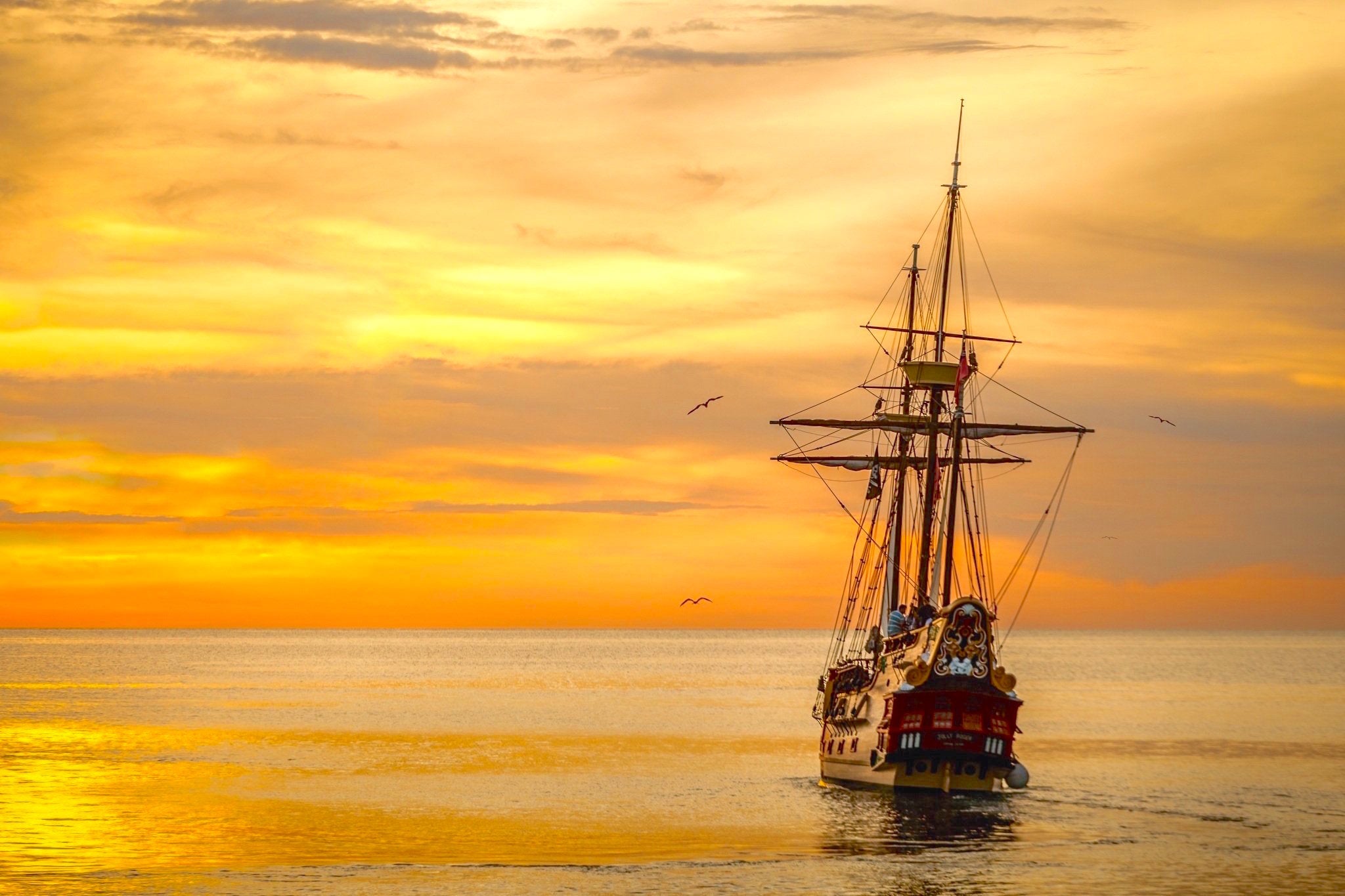bateaux /voilier au coucher de soleil