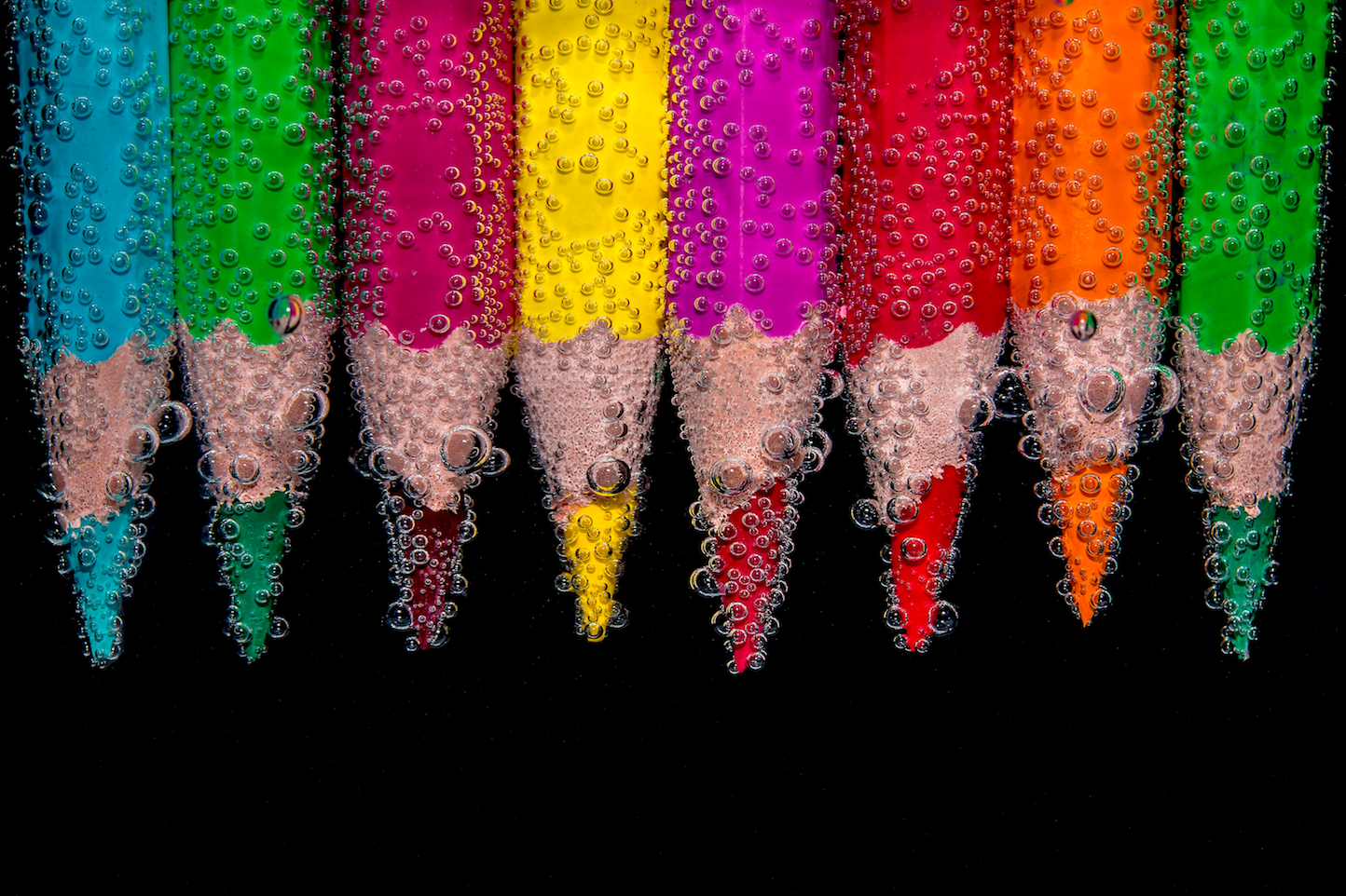divers - crayons de couleur