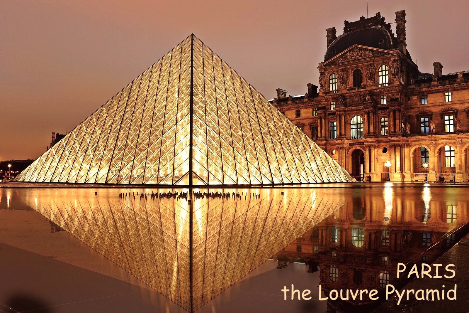 Monuments - Paris/ la Pyramide du Louvre