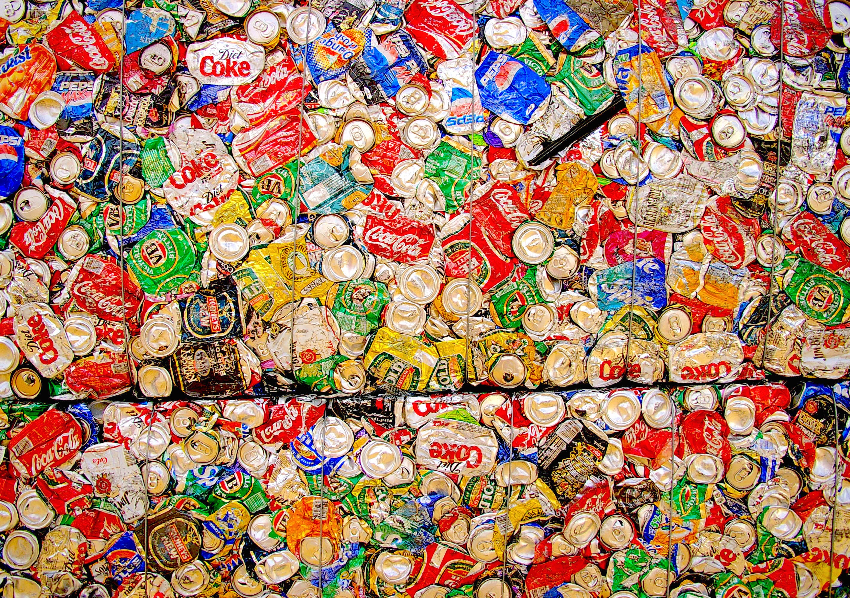 street art/graffiti wall - canettes écrasées