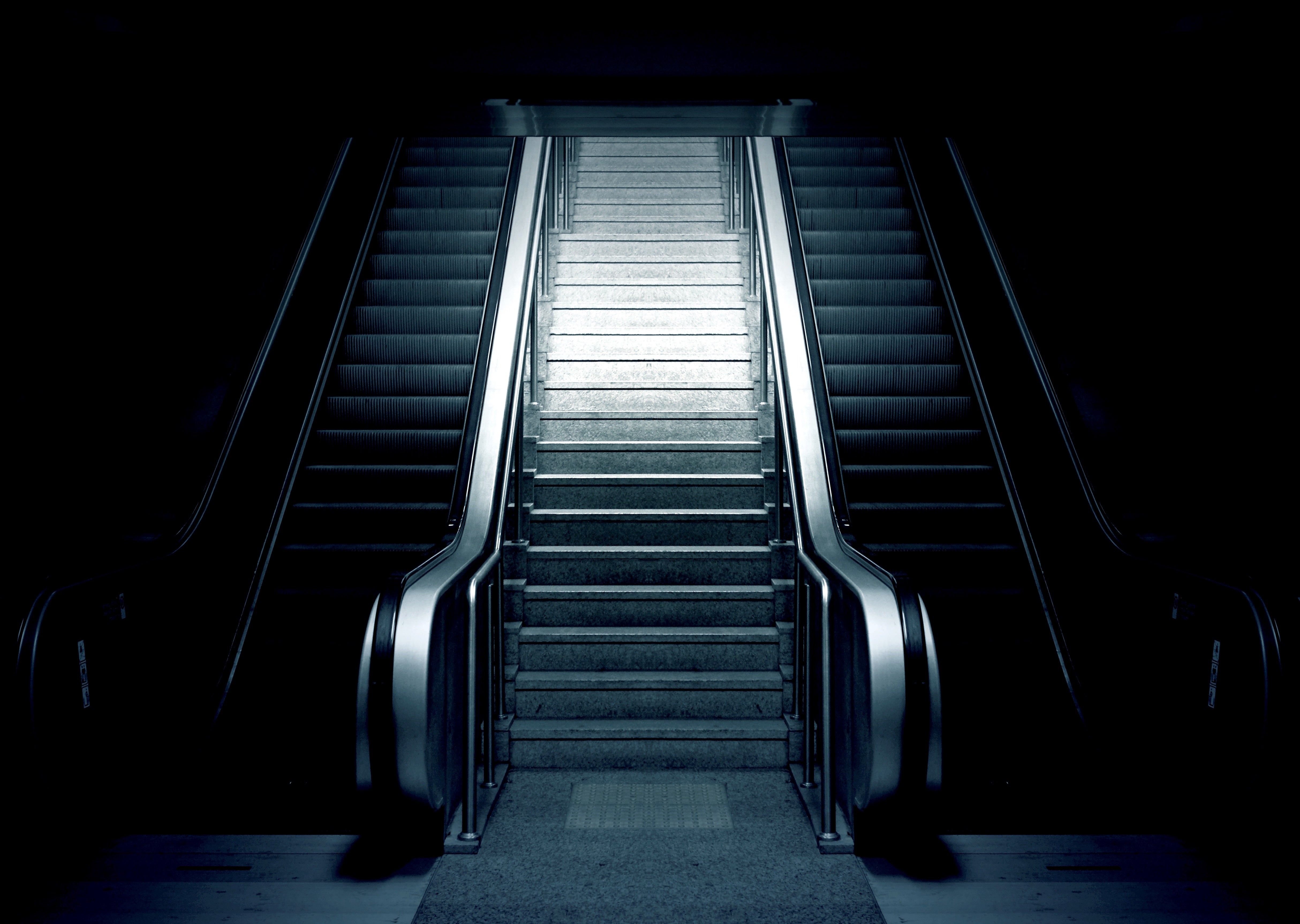 divers  / architecture-escalator