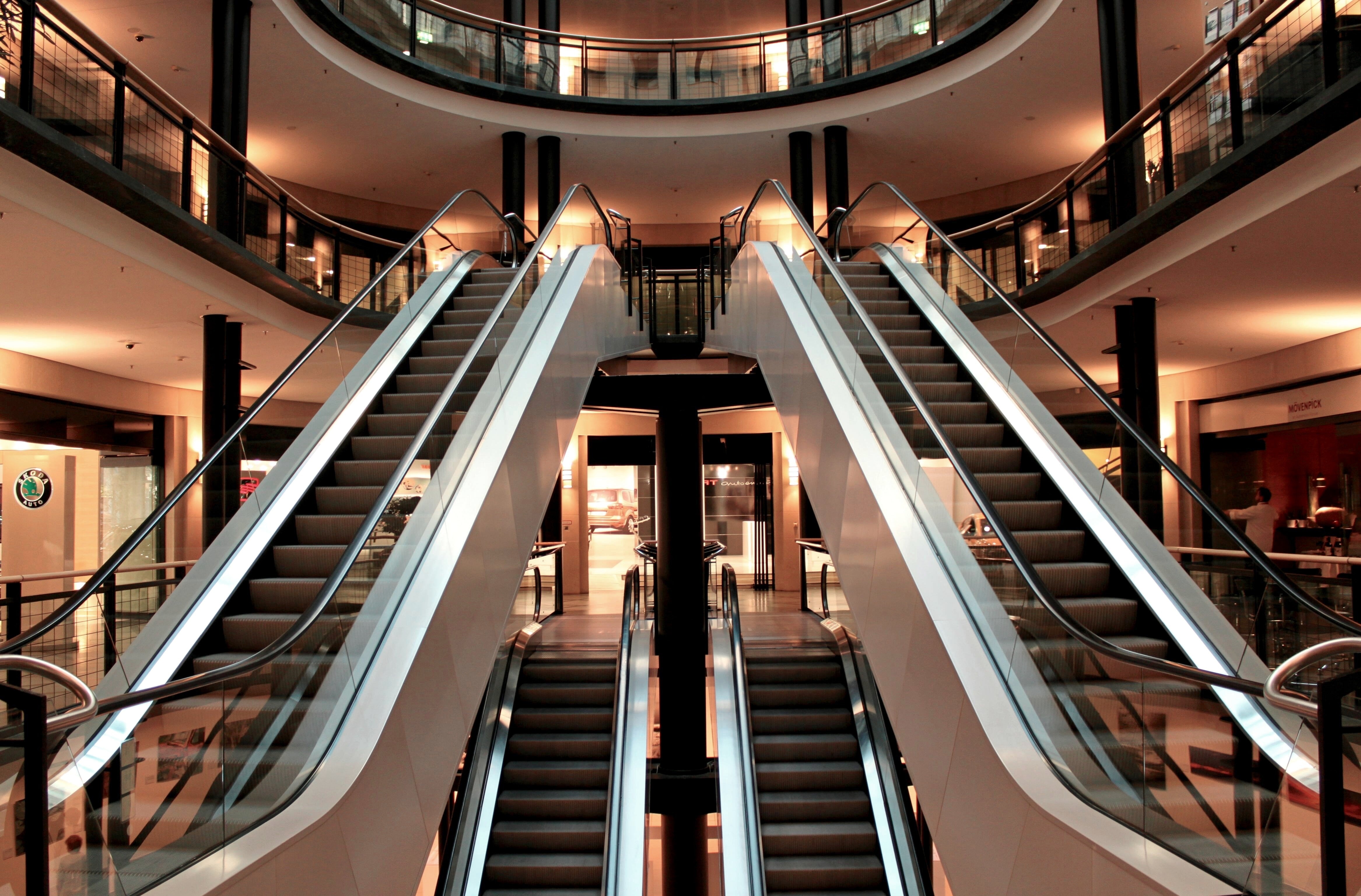 divers  / architecture-escalator