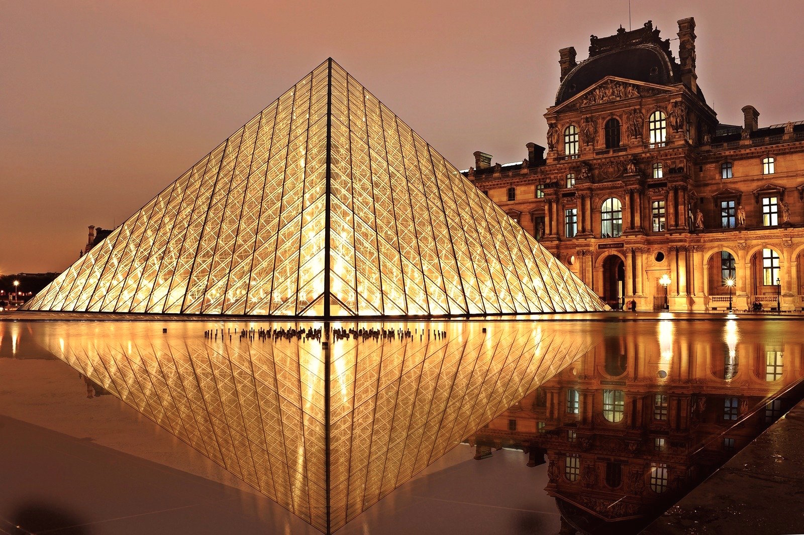 Monuments - Paris/ la Pyramide du Louvre